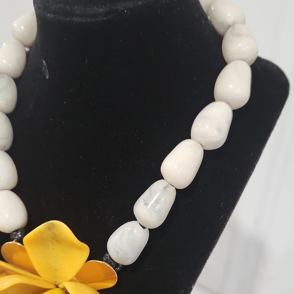 🏵🔹️Piper K 🔹️Beaded 18" Resin Necklace With Oversized Yellow Floral Pendant - Picture 10 of 14